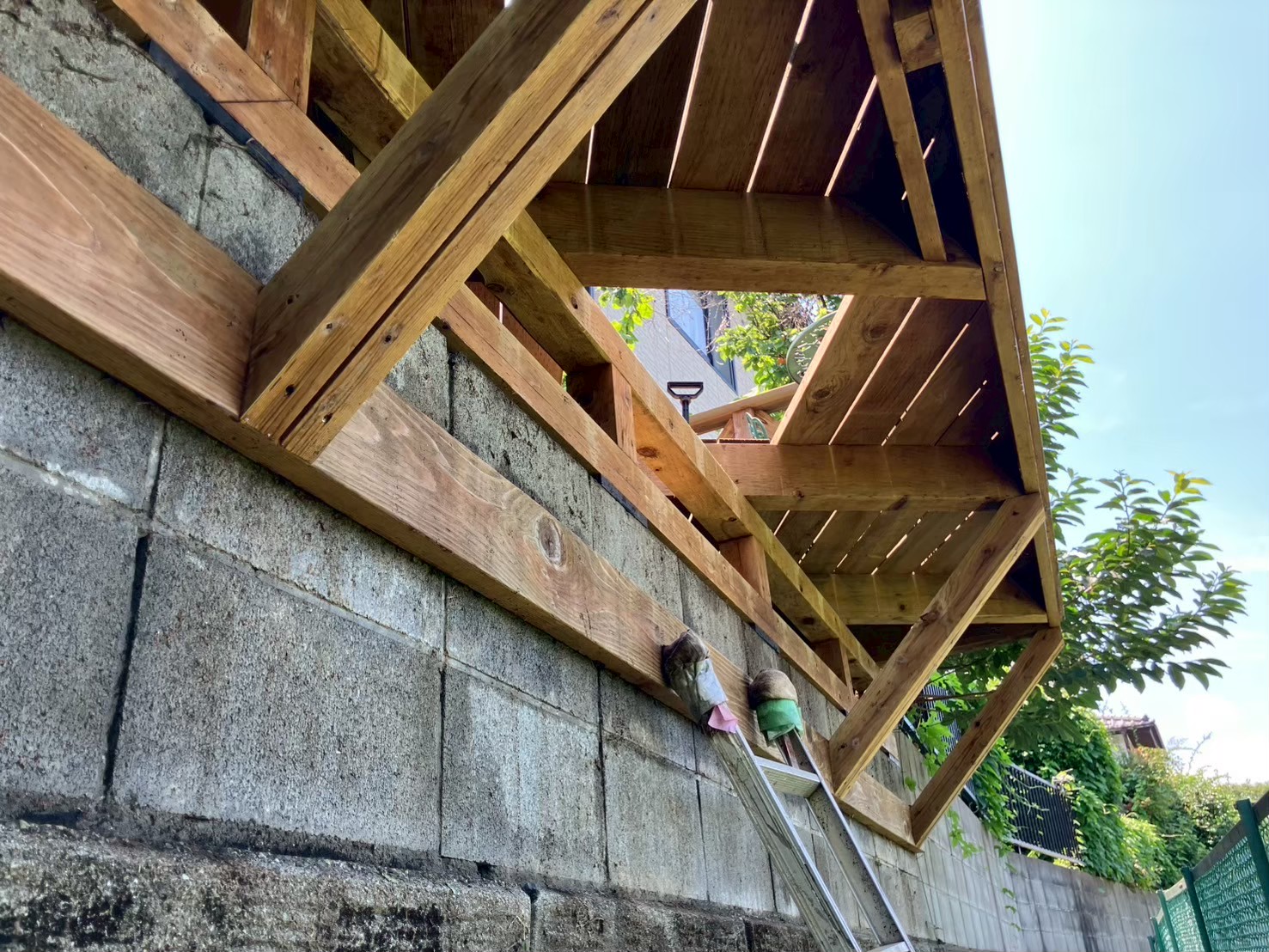 町田市の擁壁のウッドデッキ