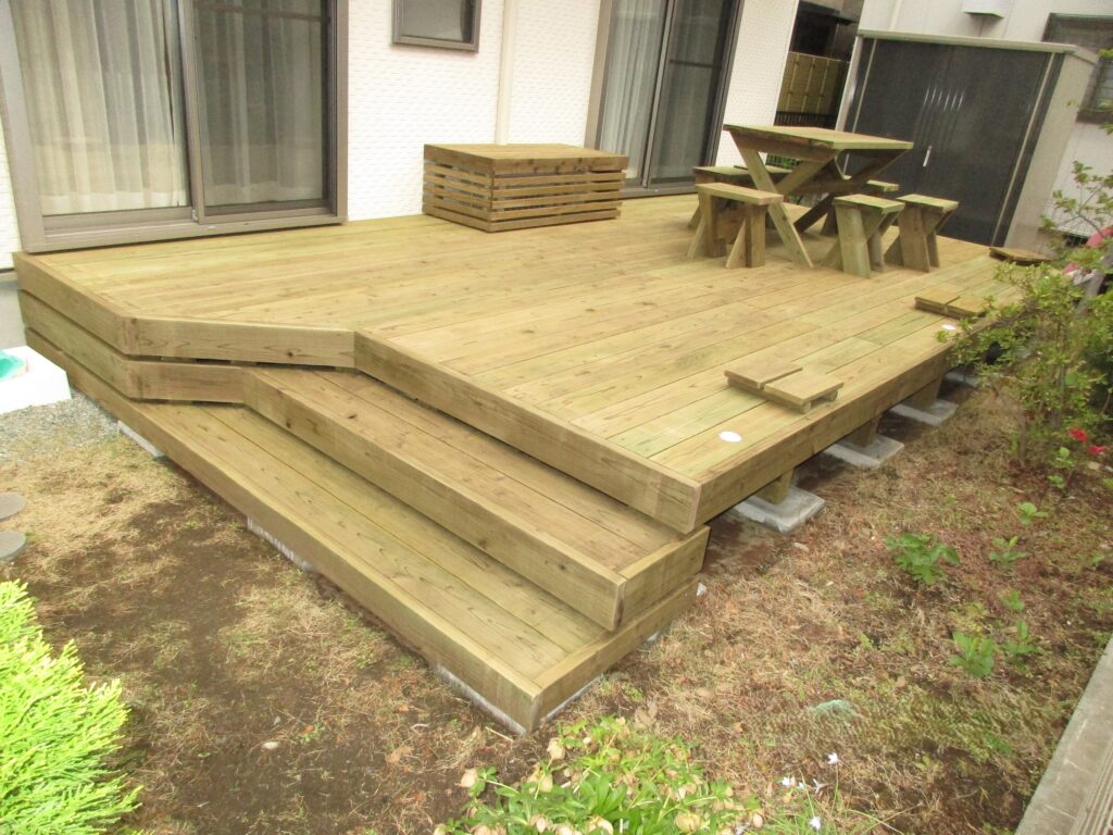 庭のウッドデッキで階段を斜めに、室外機カバーのイス、鉢置き台、イスとテーブルのアウトドアの家具を高耐久処理の国産天然木で作った