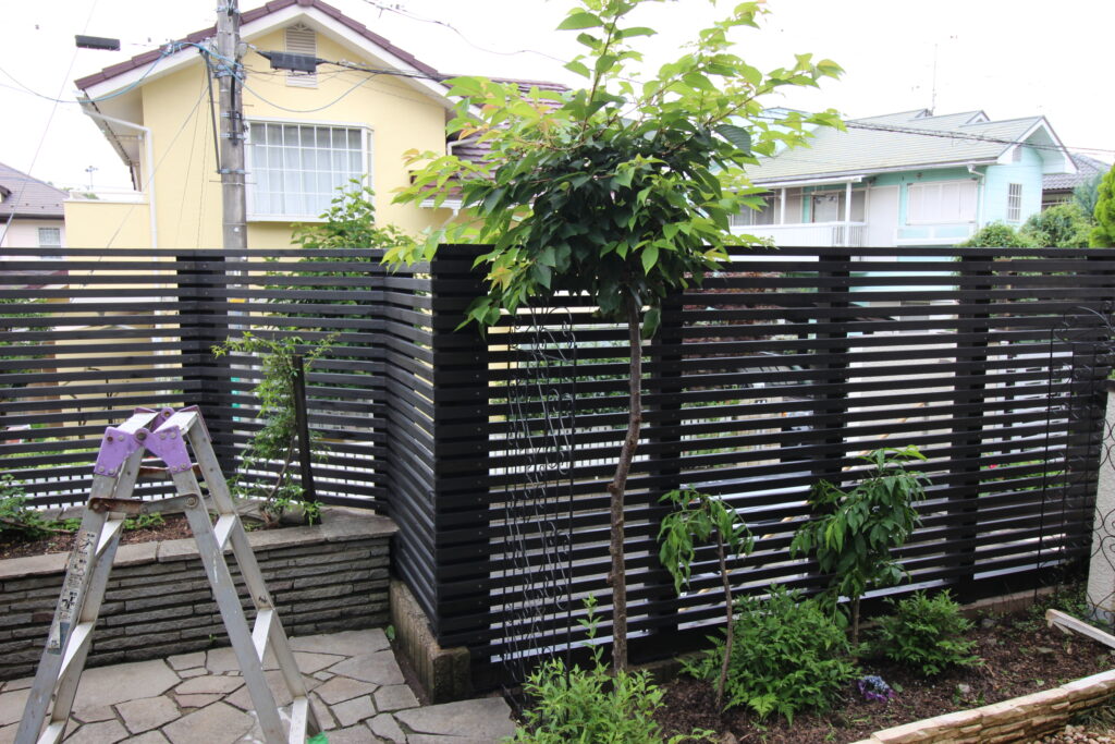 町田市の塗装されたウッドフェンス(木製フェンス)の横桟で樹木がすっきり見える