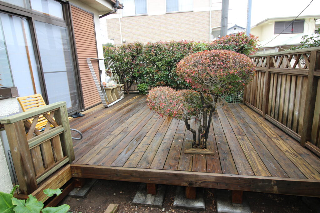 横浜市青葉区のウッドデッキ、部分的に大引きを交換と強化。最後にDOT撒布。LBウッド