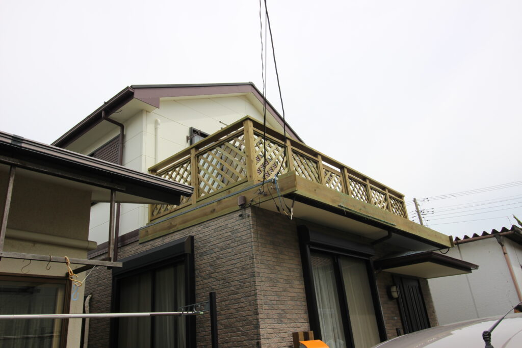 藤沢市の屋根上のウッドデッキ