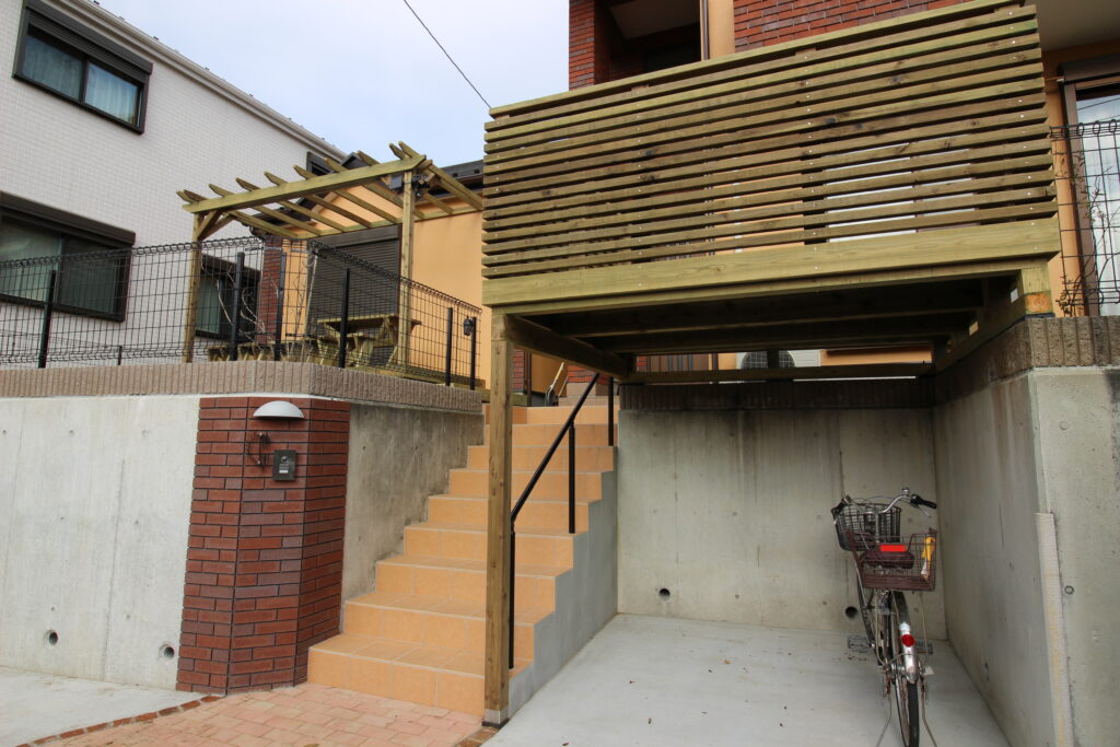 横浜市旭区の車庫上ウッドデッキ（ガレージデッキ）とパーゴラつきウッドデッキ