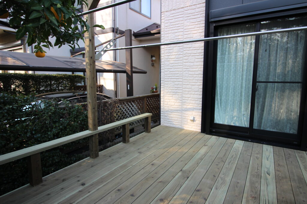 洗濯物干し用パーゴラ付きウッドデッキの横浜市港北区施工例