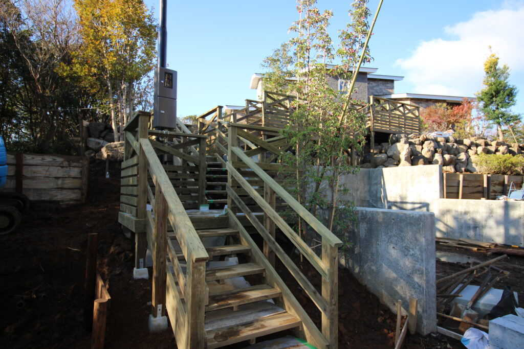 箱根の別荘のウッドデッキ。