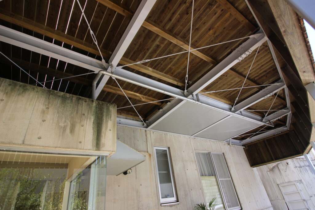 鉄骨と高耐久処理国産材、LBウッドで織りなすベランダ（テラス）