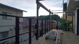 横浜市青葉区の擁壁デッキの上部。最後の工事、ウッドフェンス工事の途中