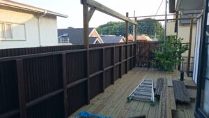 横浜市青葉区の擁壁デッキの上部で、フェンスの桟、パーゴラ作製で完成