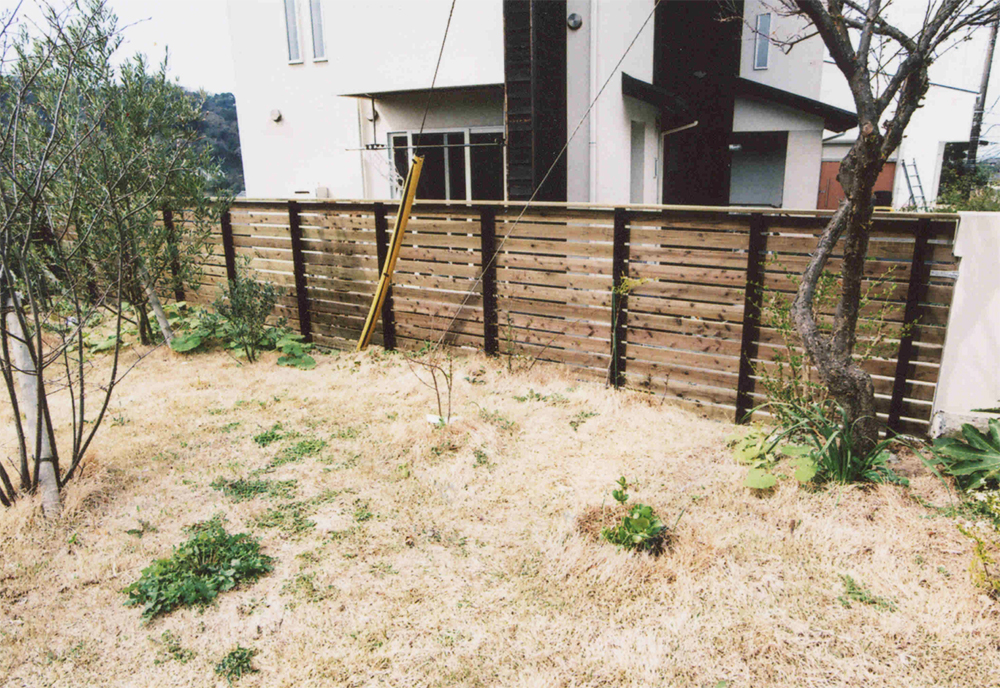 神奈川県葉山町T様邸 木製フェンスに作り替えて目隠し効果！植物とウッドフェンスの相性が抜群。