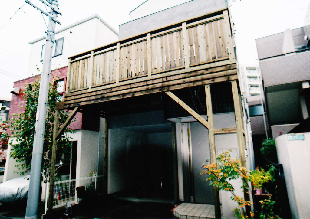 東京都目黒区O様邸 オシャレな車庫上ウッドデッキ。フェンスの目隠し効果で一工夫