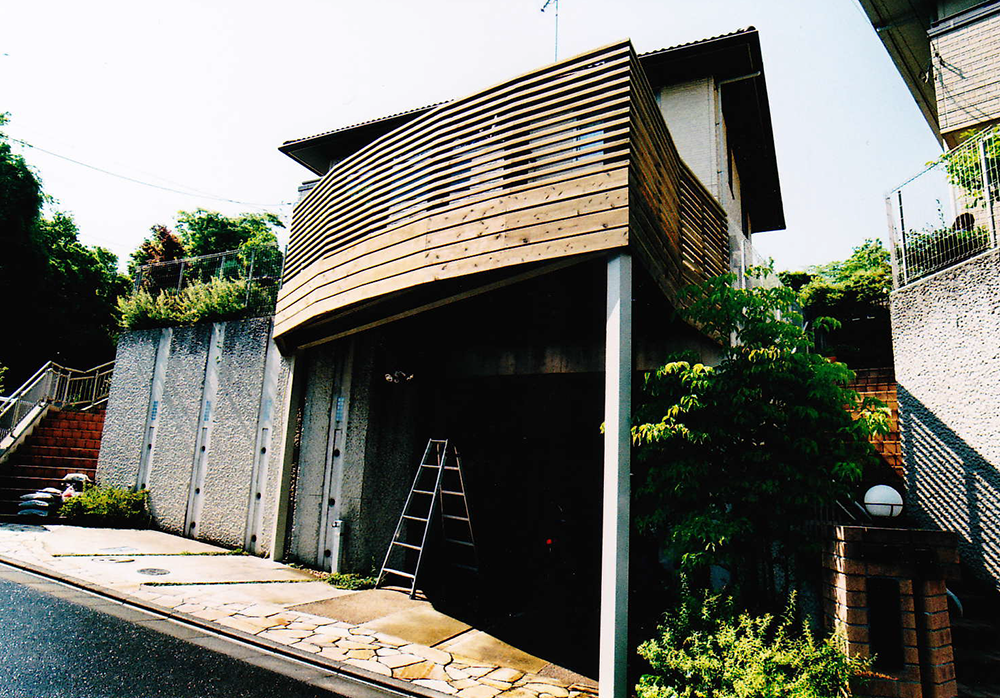 神奈川県秦野市M様邸　スペースの有効利用車庫上デッキがバランスよくおしゃれ感を演出