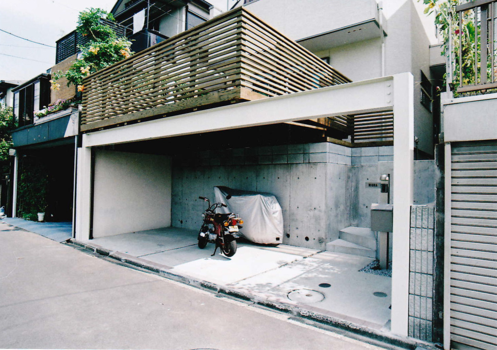 東京都三鷹市M様邸 スペースを存分に活かしたカーポートの上の広々バルコニー