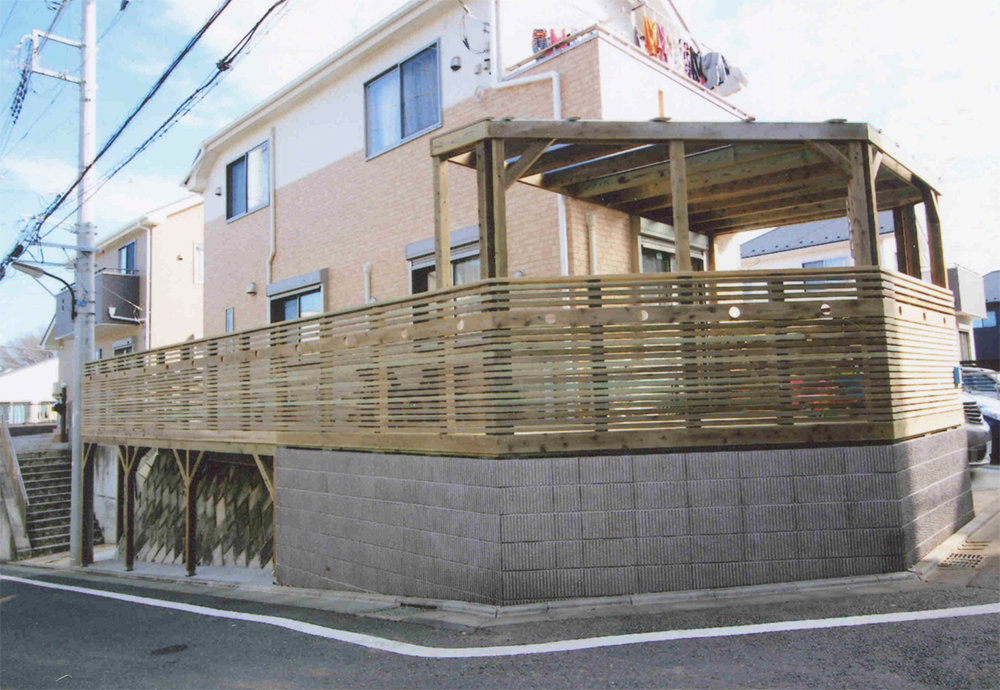 東京都町田市U様邸 お子様のプレイスペースとしてのデッキを起点に、建物をコの字で囲ったデッキ+バルコニーです。