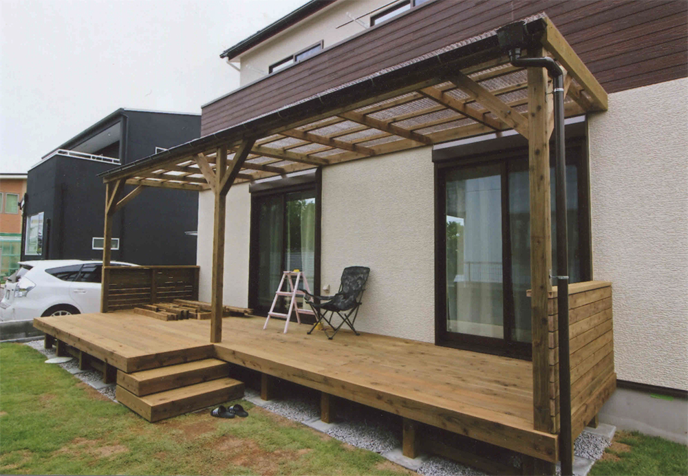 埼玉県川越市S様邸 ちょっとした作業のスペースとしても便利な屋根付きのウッドデッキ