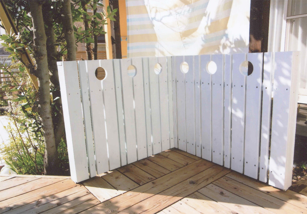○（丸）のフェンス　アメリカのデッキ風白い塗装のウッドフェンス