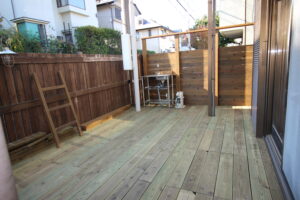 長持ちする加工を施した材木で作ったデッキとフェンス　町田市