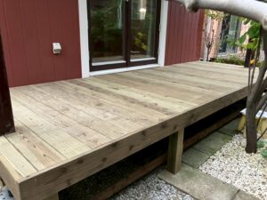 2階バルコニーの柱を上手く避けたデッキ（ローデッキ）　青葉区