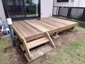 耐久性抜群の木材を使ったシンプルなウッドデッキ　横浜市青葉区