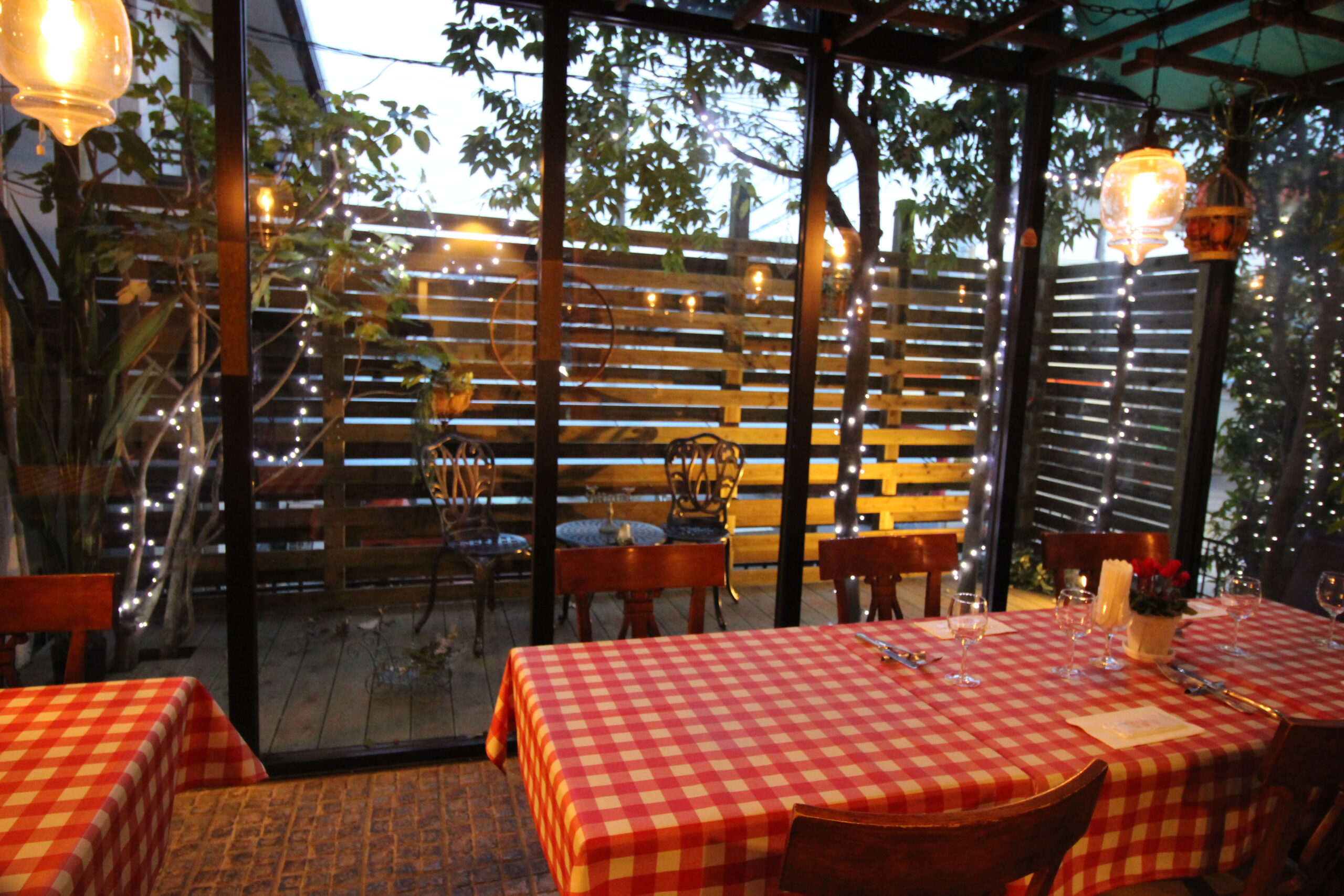 横浜市青葉区　イタリアンレストラン　ジェノバ　耐久木材で作ったウッドデッキとフェンス