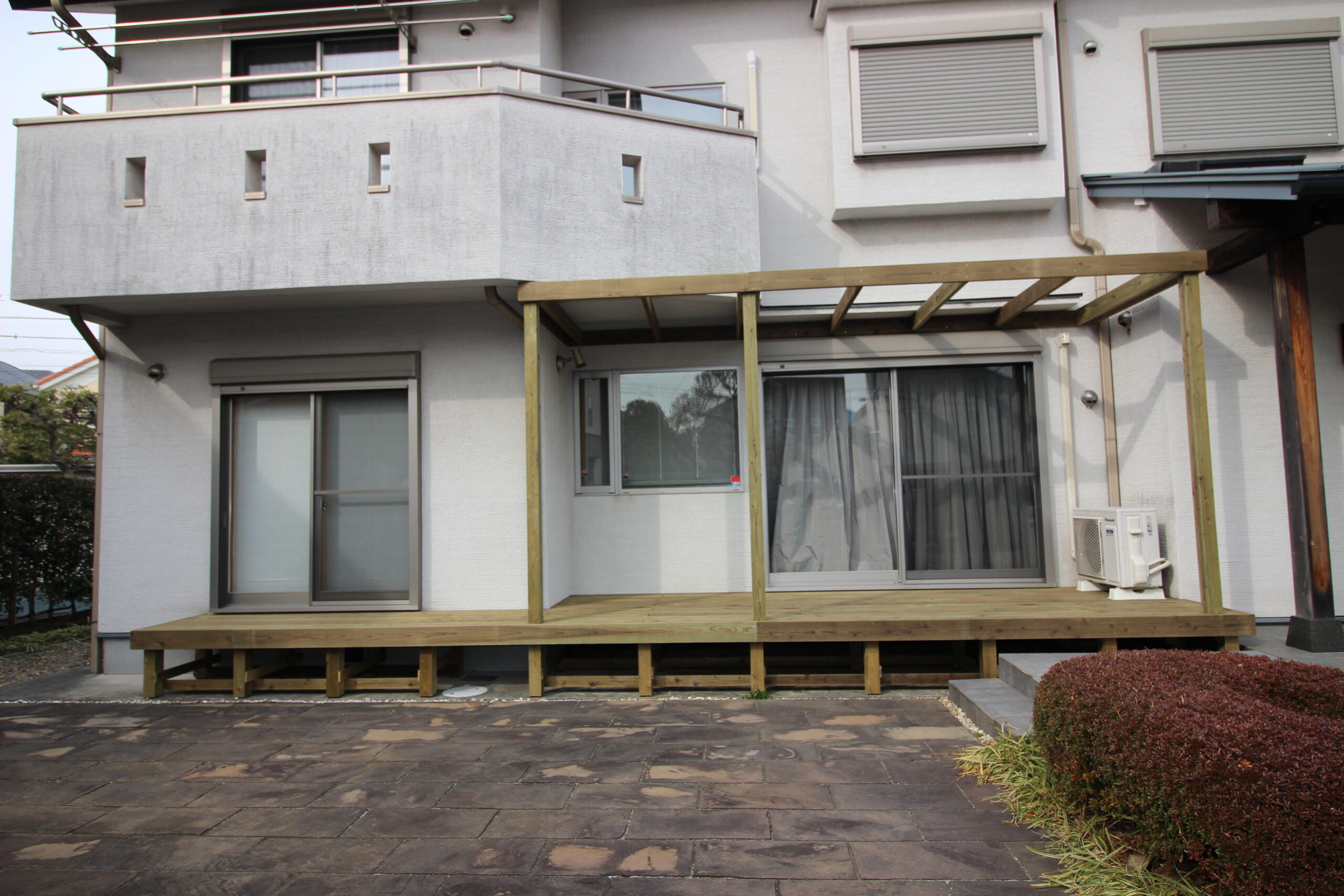 横浜市神奈川区 2つの部屋を行き来出来る広いデッキ パーゴラにツル性植物を