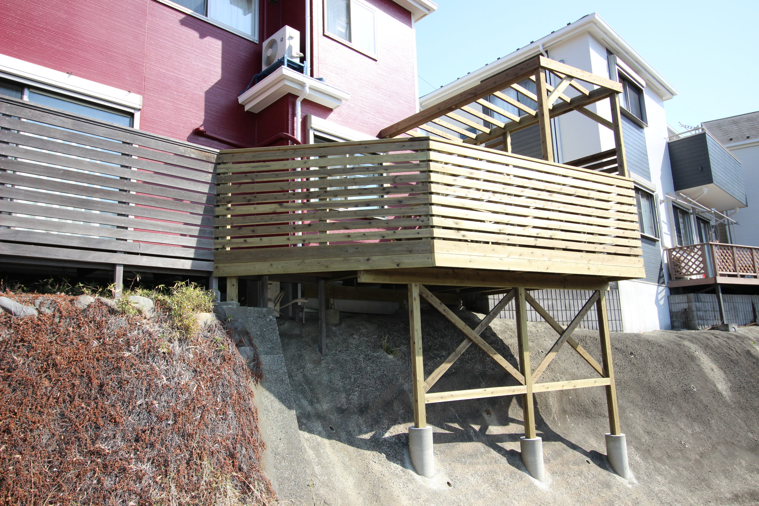 横浜市戸塚区 デッキの増築工事 擁壁上の有効利用でご飯やティータイムを