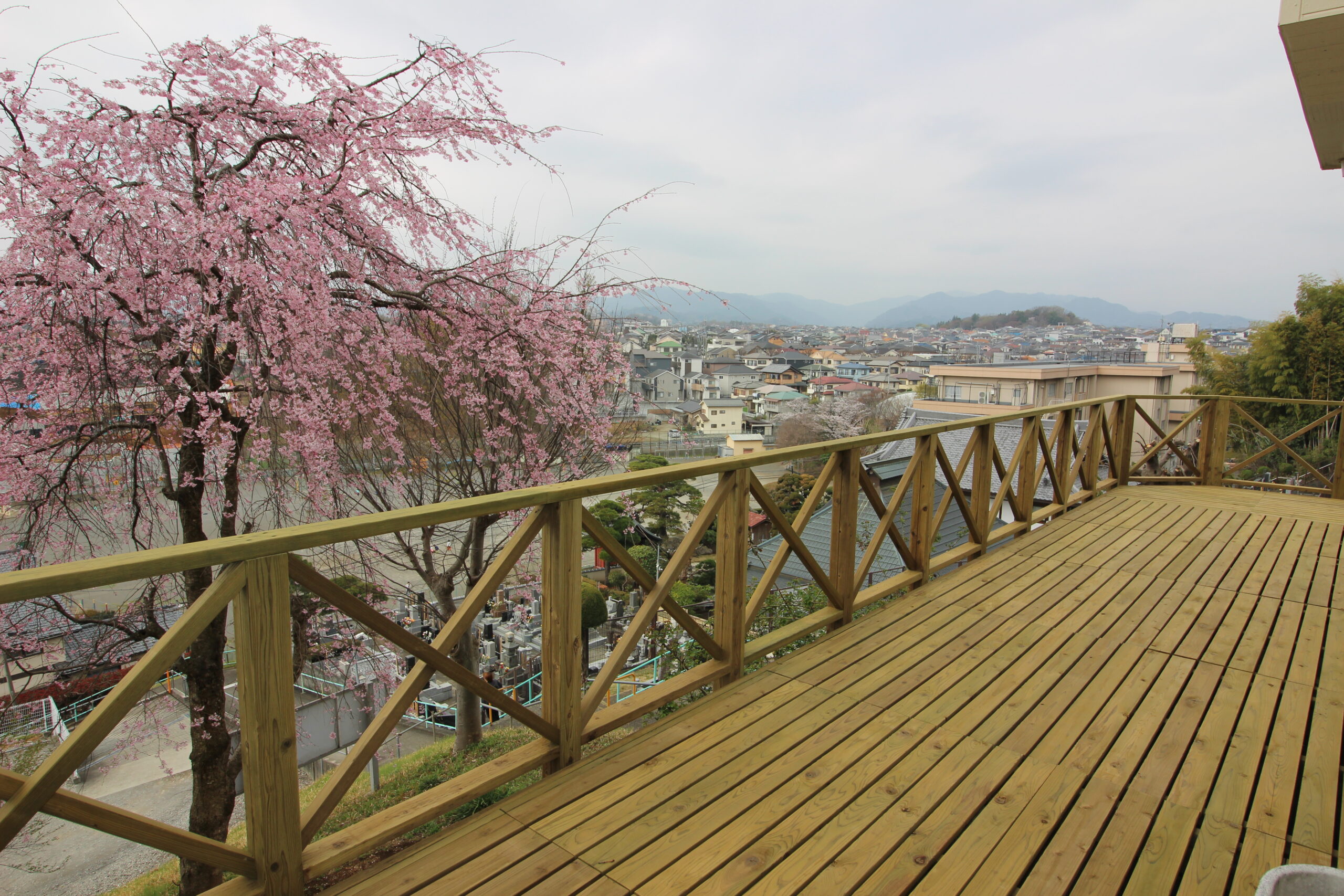 桜と富士山が見えるウッドデッキ クロスフェンスで視界を遮らない工夫 八王子市