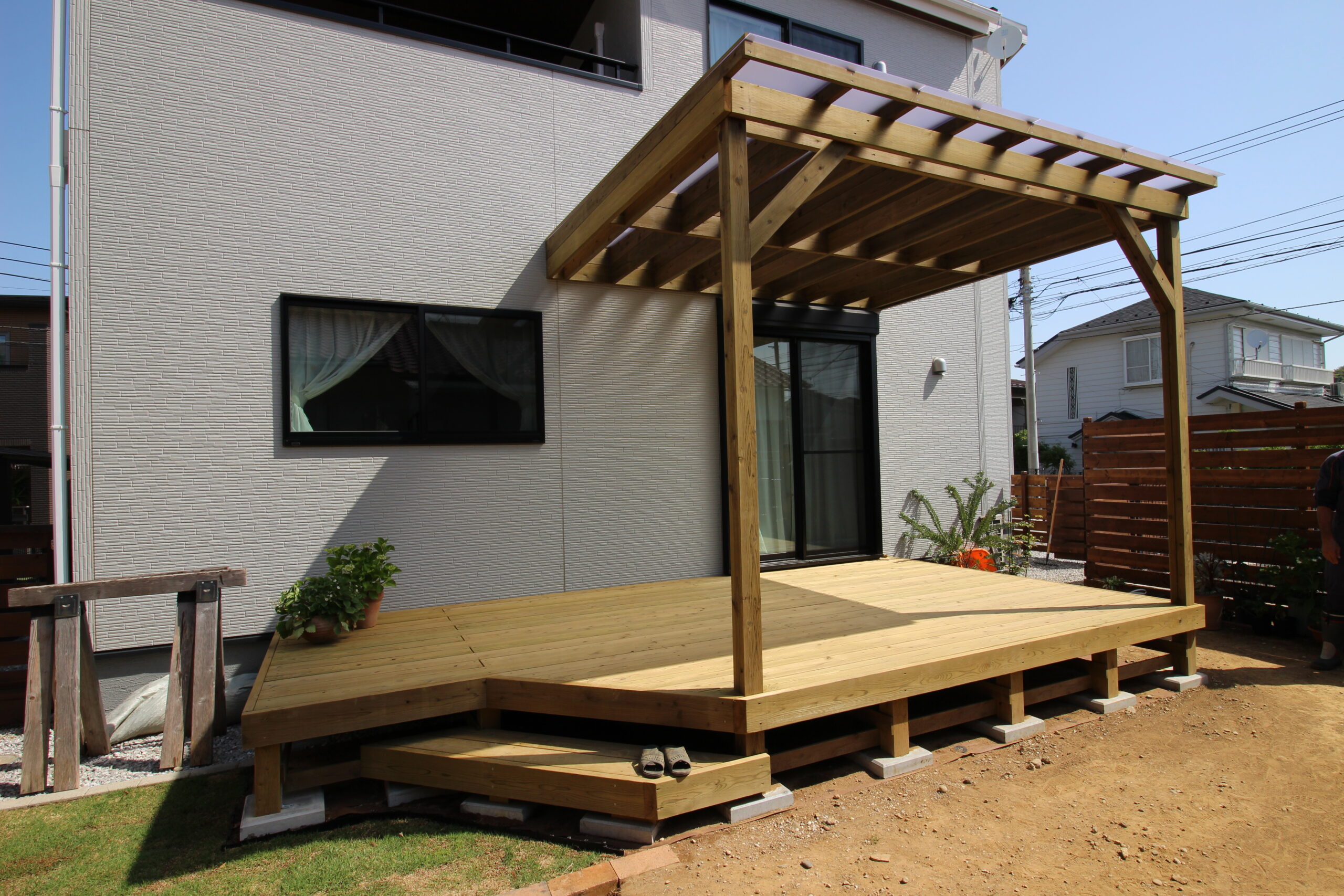 広いお庭の一部に作った木製デッキとパーゴラ 雨除けにポリカ屋根